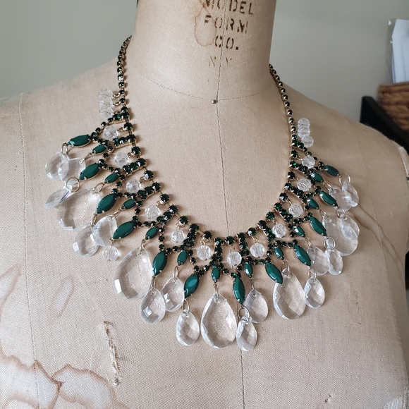 Jewelmint Statement Piece Bib Necklace with Box - Picture 3 of 4